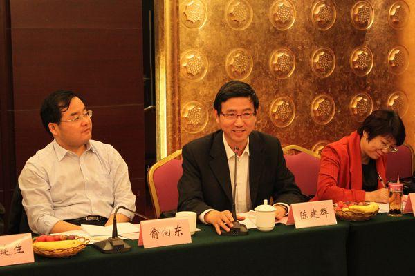 鉴定专家组组长陈建群教授主持成果鉴定工作