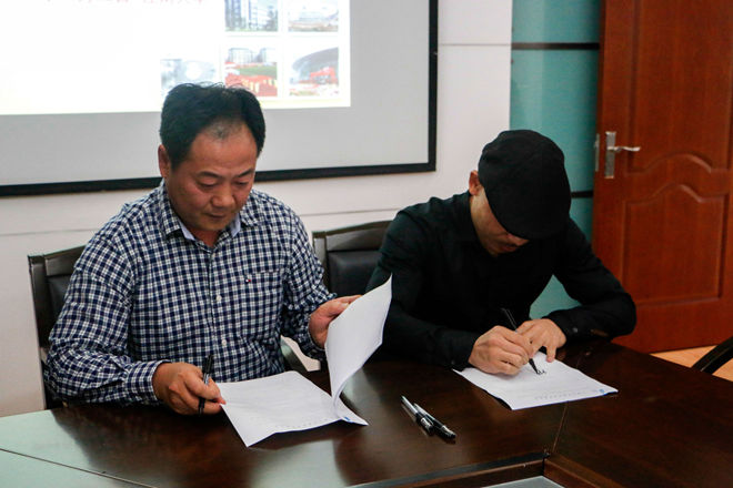社会资源处处长林云鉴与伯季文化发展有限公司总裁邱沣签订协议