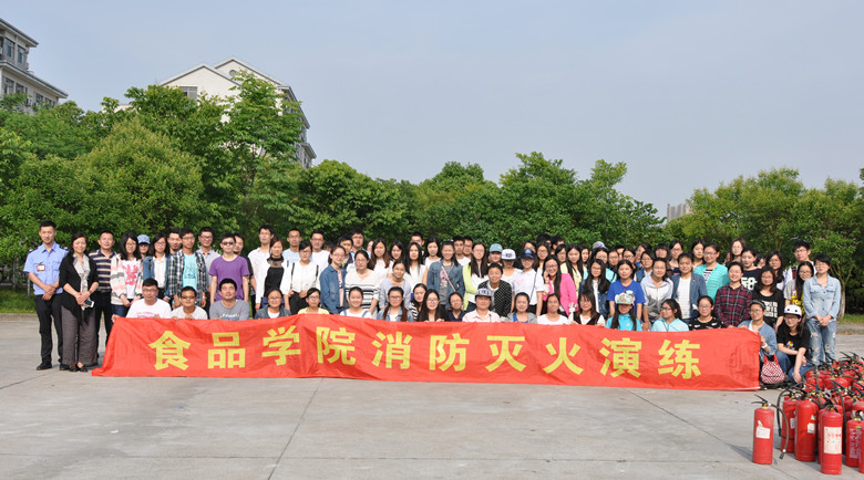 参与消防灭火演习师生合影