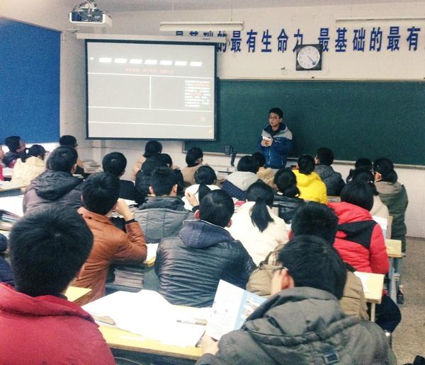 物联网至善生王旭在江苏阜宁中学宣传江南大学和至善学院