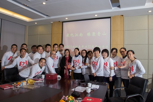 班会活动和班主任老师合影