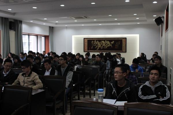 答辩现场学生认真听讲