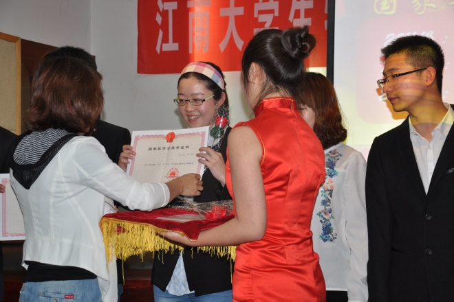 王珏老师为获奖者颁奖