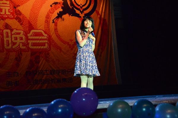 新生辅导员登台表演