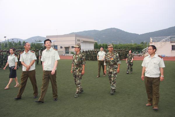 校领导一行巡视学生训练