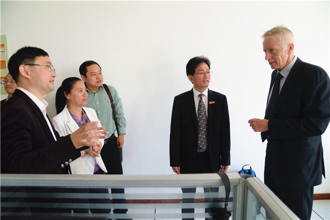 Colm Kearney院长参观商学院教学实验室