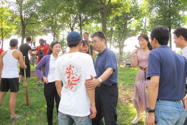 师生亲切交流