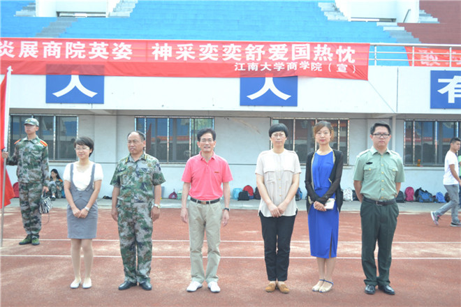 商学院军训慰问现场
