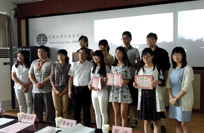 学院领导和实习单位负责人为优秀员工、优秀实践团队颁发荣誉证书