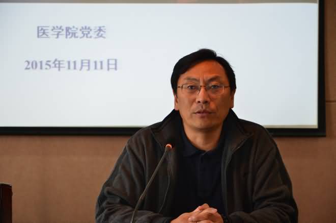 校党委常委、校长助理、医学院党委书记吴正国作医学院教职工理论学习辅导报告