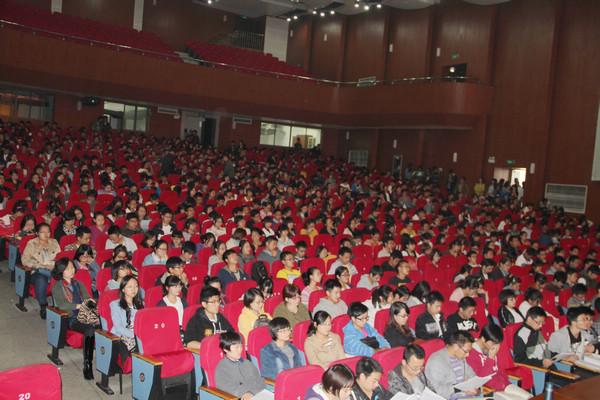 学员们认真聆听报告