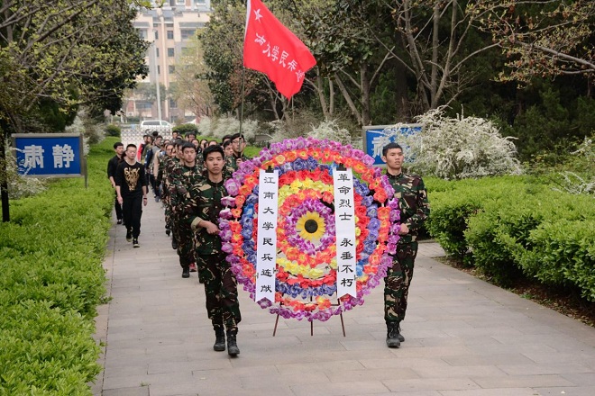 民兵连代表向烈士纪念碑敬献花圈