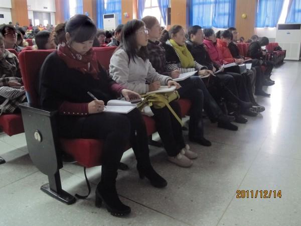 师生认真聆听