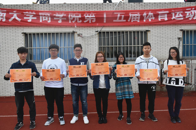 团体总分前六获奖班级合影