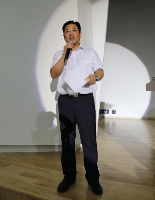 校友总会林云鉴秘书长宣读组织机构名单