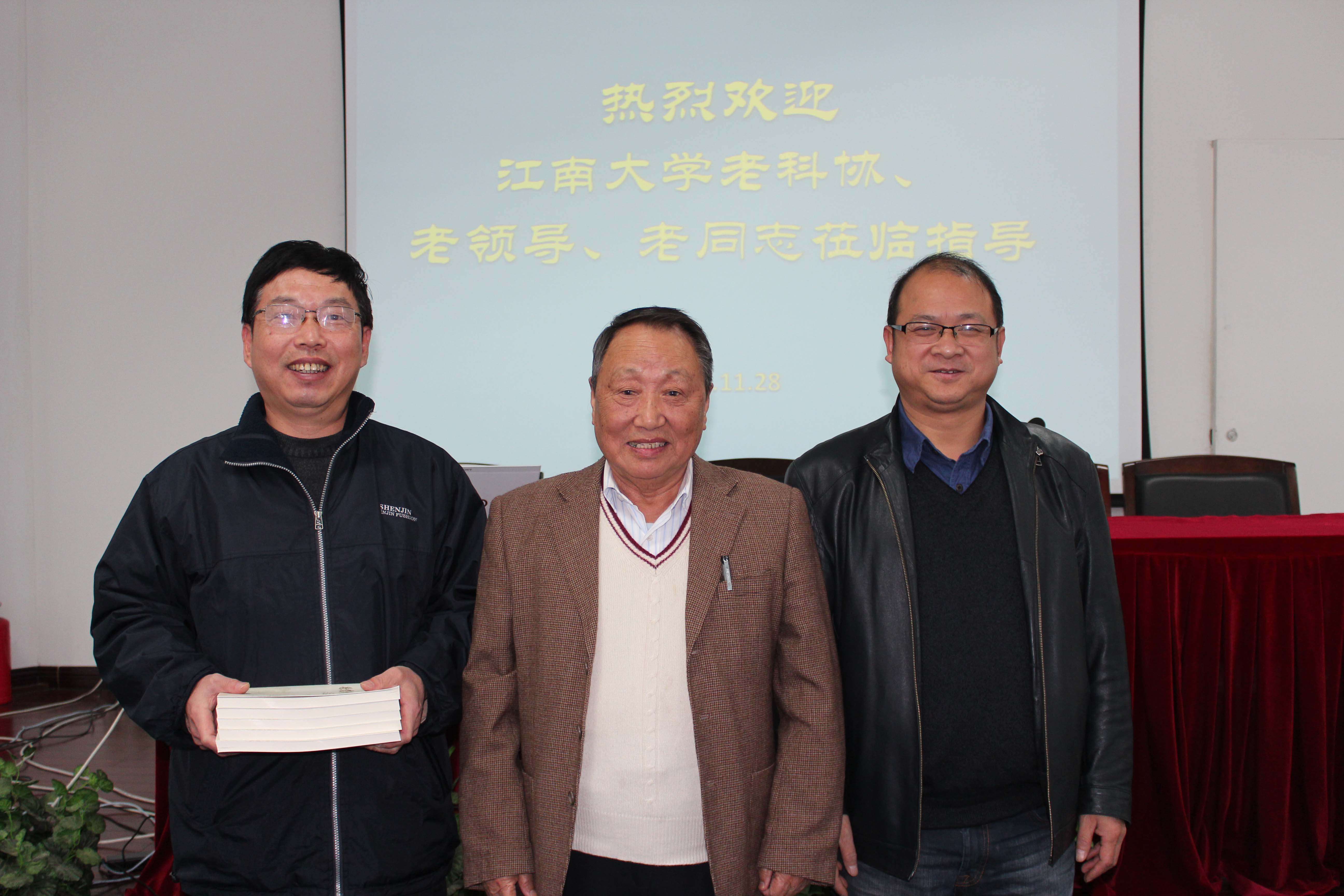 老科协成员向校图书馆赠送著作