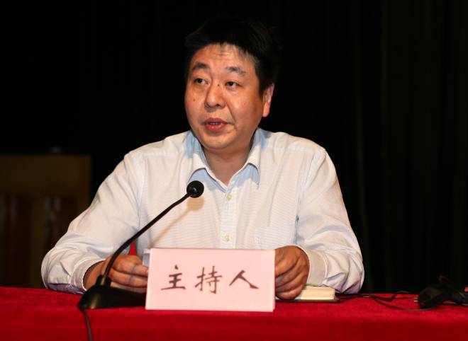 校党委宣传部部长倪松涛主持讲座