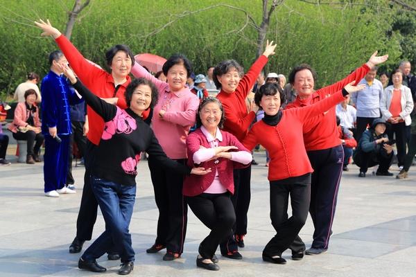 万紫千红春意浓，轻歌曼舞银发欢——校老体协举办首届“踏青联欢会”