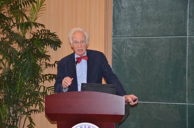 德国ESSEN大学医学院Michael Roggendorf教授作报告