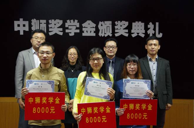 获奖学生与企业代表合影