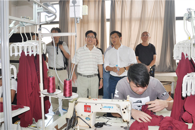 商学院教师代表考察利安达集团所属企业