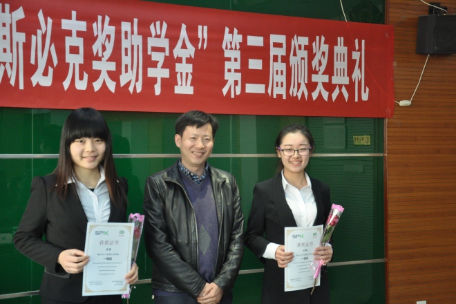 陈韬经理为获奖学生颁奖