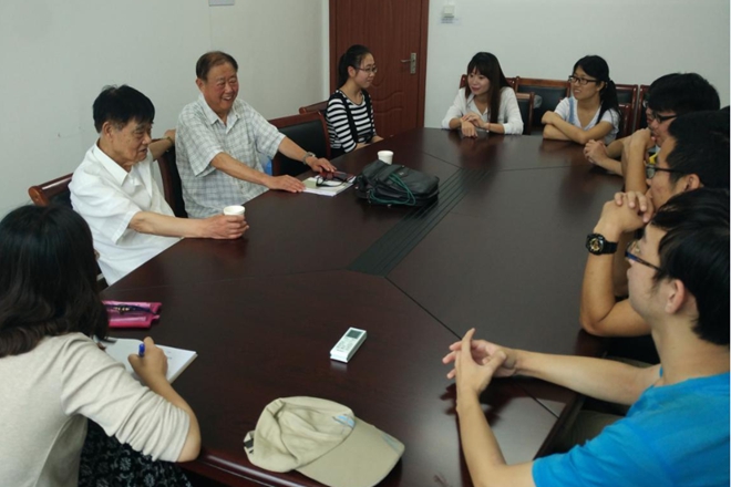 调研团队与革命老兵进行现场座谈