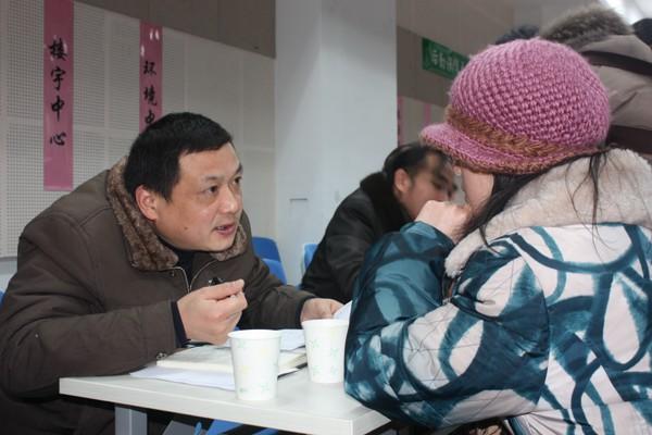 指导老师与勤工助学学生亲切交谈（二） 