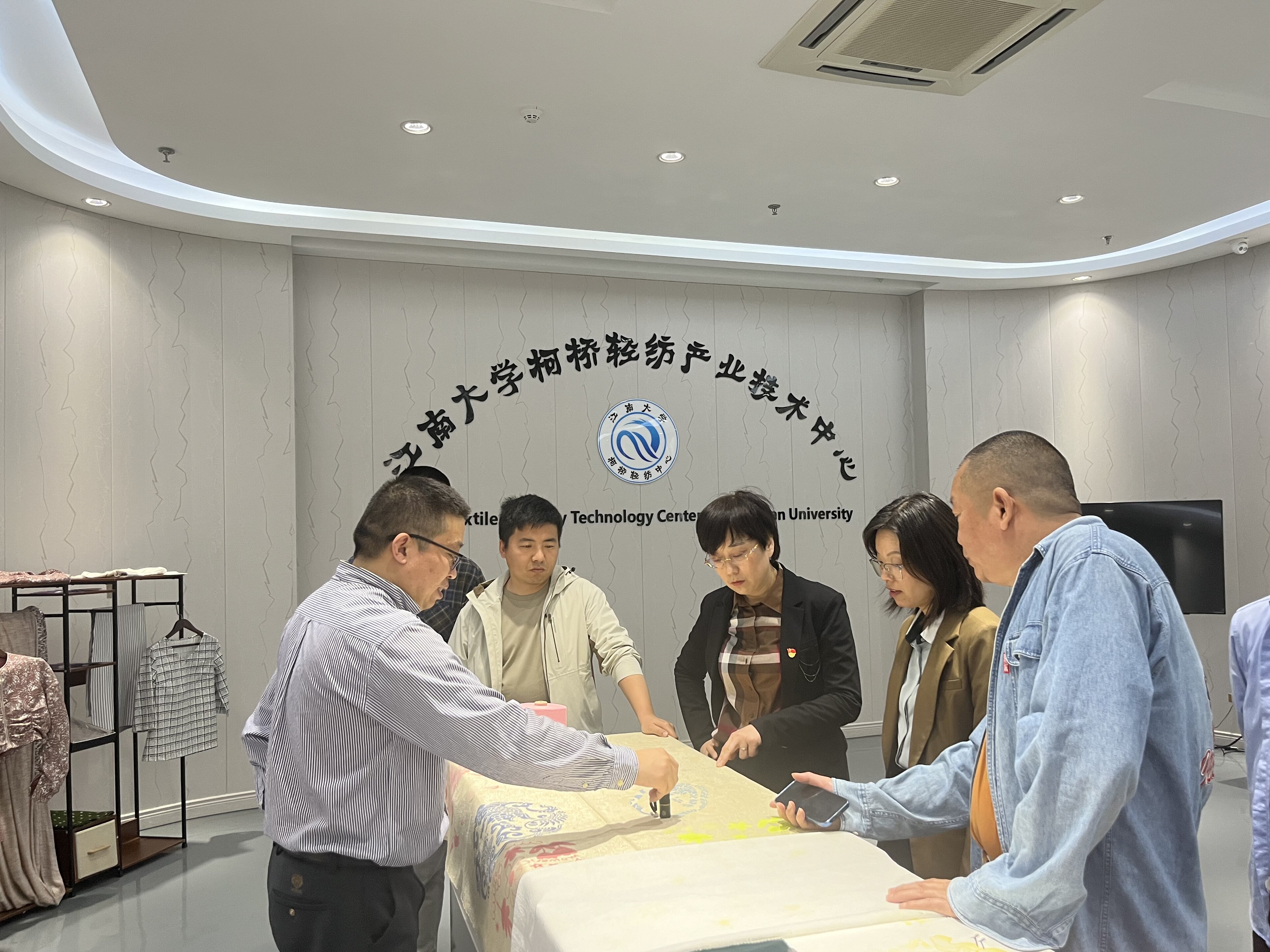 纺织科学与工程学院赴柯桥现代纺织产业服务中心和有关企业考察调研-江南大学新闻网