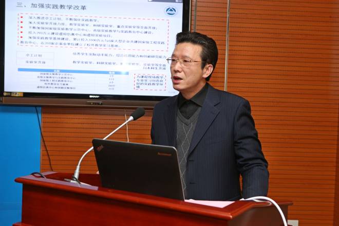 教务处处长曹栋做专题发布