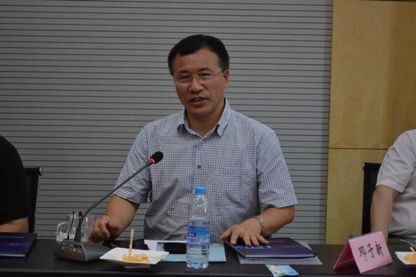 学术委员会副主任、上海交通大学邓子新院士主持会议