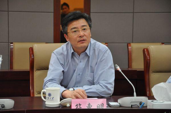 校党委副书记、副校长符惠明介绍学校相关情况