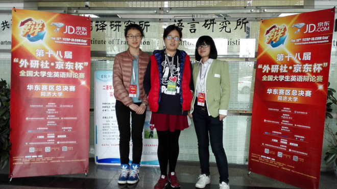 参赛选手与指导老师合影