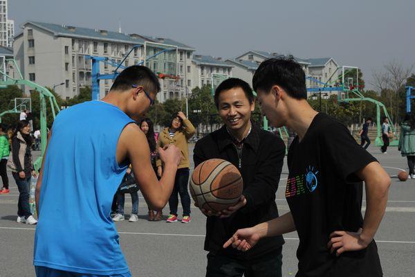 耿向阳副书记为体育嘉年华篮球揭幕战开球