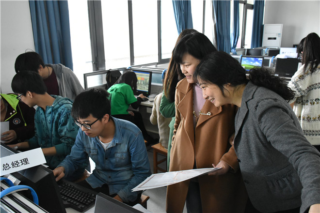 竞赛现场同学与教师交流