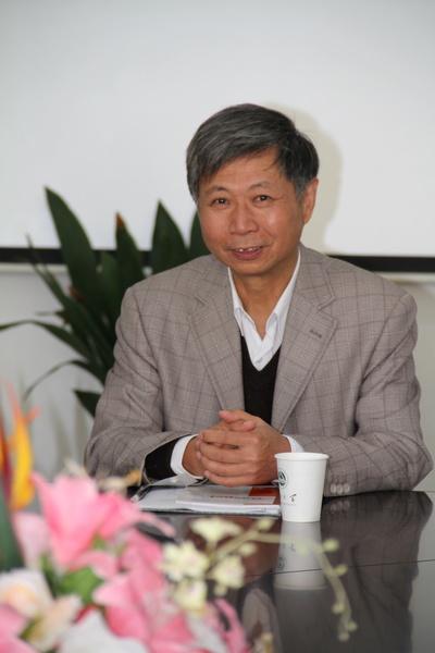 江南大学原党委副书记娄国栋教授做题为“青年教师的价值取向”的报告