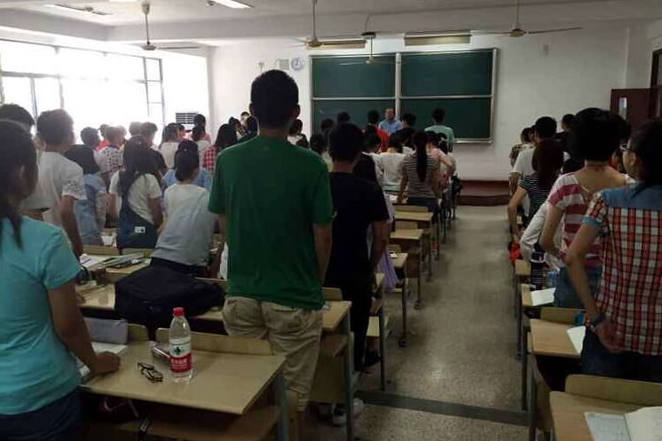 15级学生鞠躬谢师