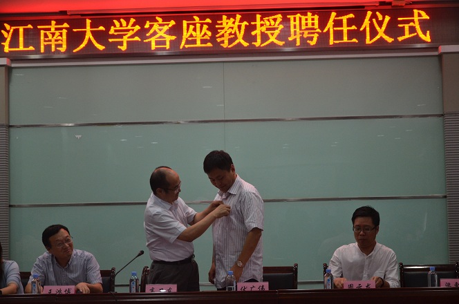 佩戴校徽