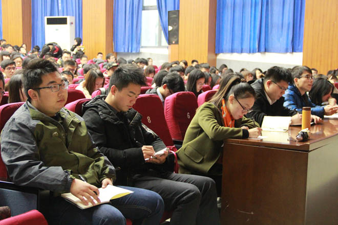 学员认真聆听
