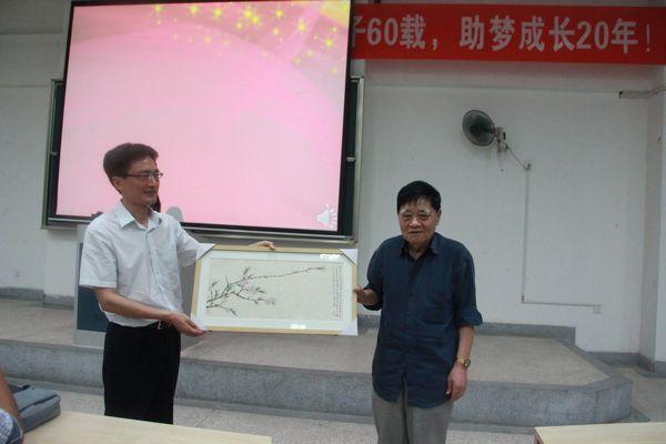 丁文勤书记为李老师赠送桃李芬芳