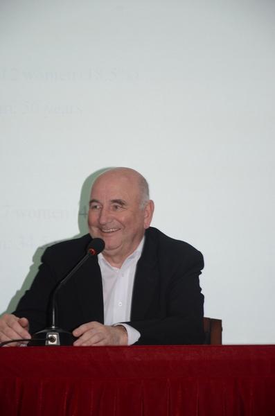Prof.Dr.med.Dr.h.c.Reiner.korfer做题为 “心室辅助装置及心脏移植研究”的医学讲座