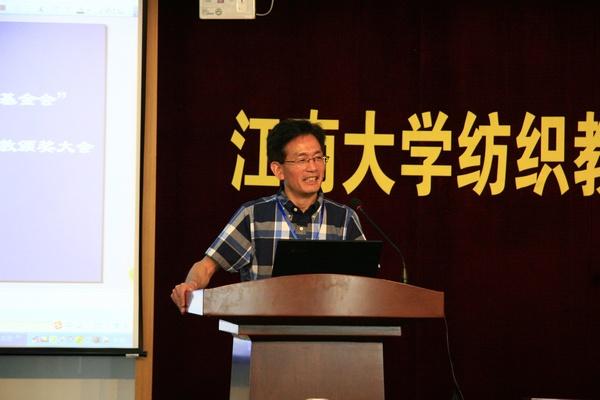商学院院长滕乐法教授代表新会员发言