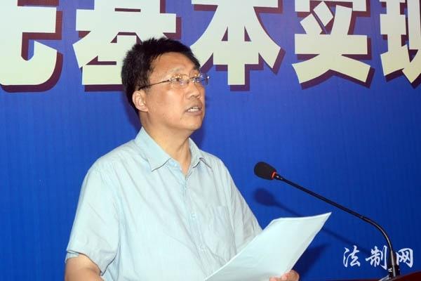 周小浦副书记宣读优秀论文名单