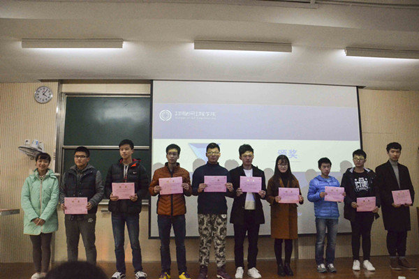 现场为学业辅导员颁发聘书