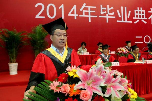校党委书记武贵龙宣读博士、硕士学位授予名单的决定和本科学生毕业资格审核结果的决定