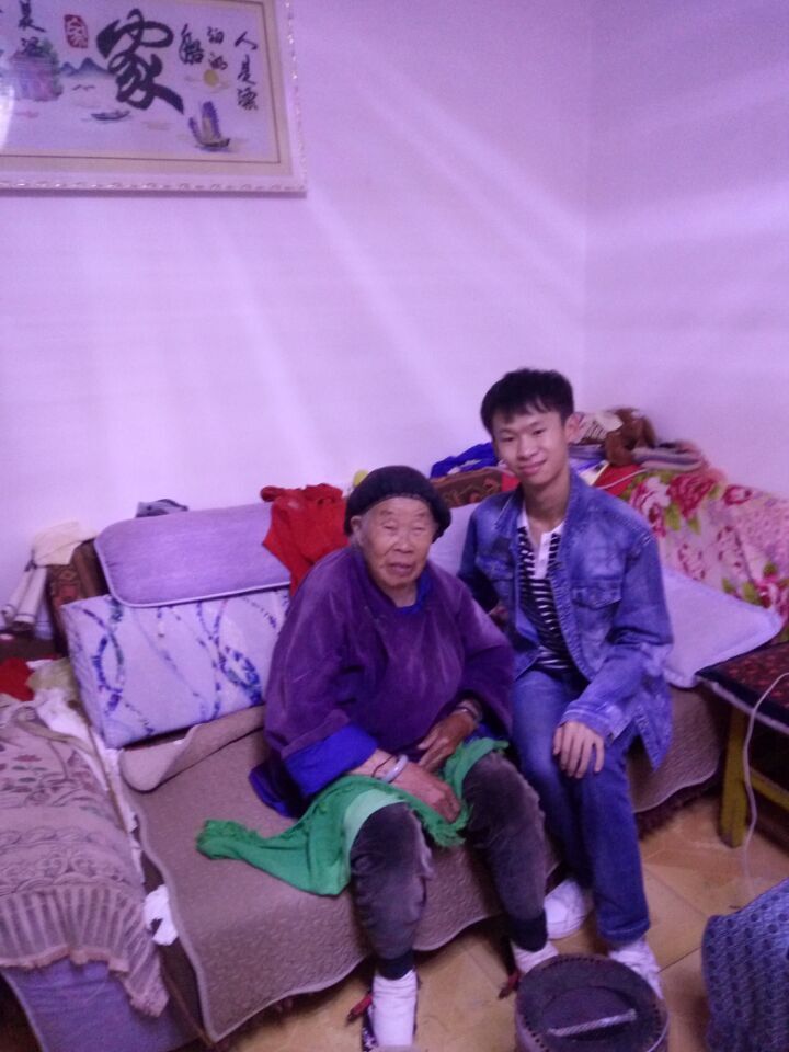 朱东同学与老人合影