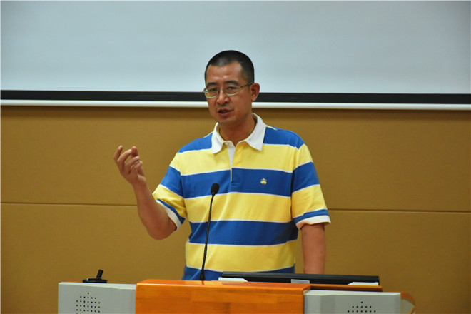 西南财经大学国家级经济管理实验教学示范中心主任曹旭东教授主持论证会并发言