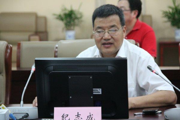 纪志成副校长介绍学校情况