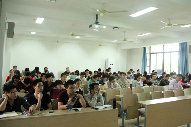 学生专注听讲