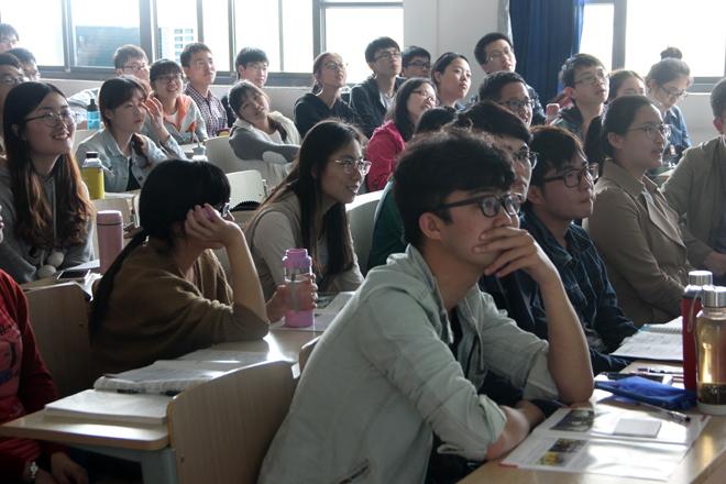 宣讲会上学生认真听讲.